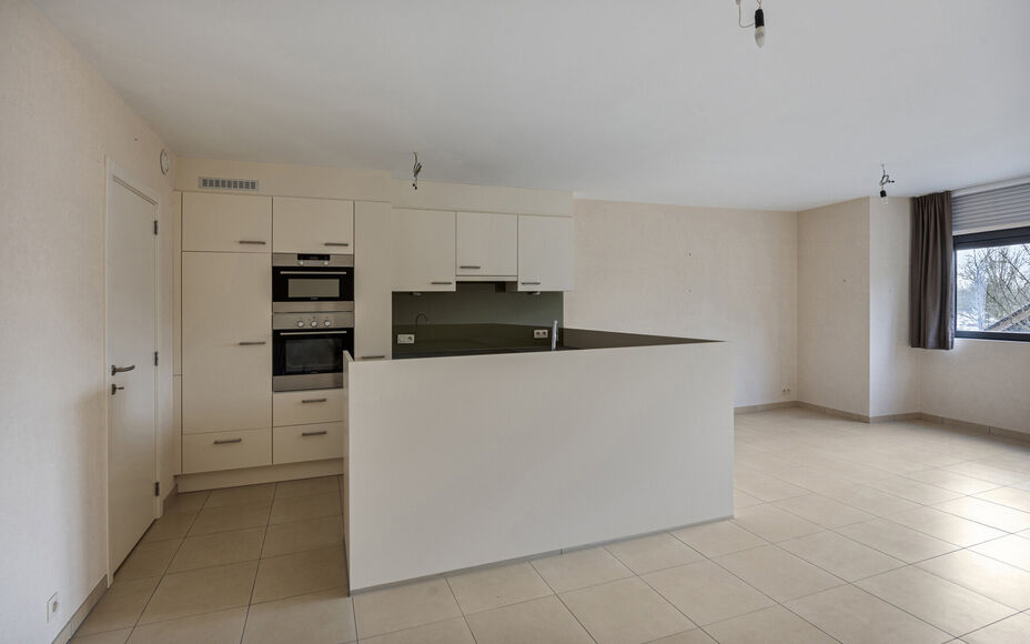 Leemans Immobiliën vous présente cet appartement moderne, idéalement situé au coeur d'Asse. Bénéficiez de la proximité de toutes les commodités : commerces, écoles, transports en commun, infrastructures sportives et grands axes routiers sont acce