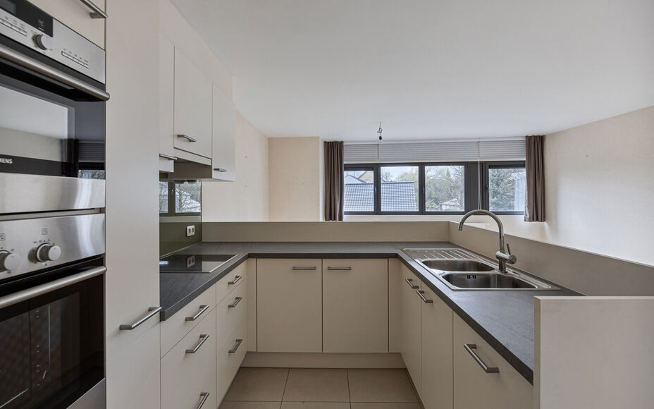 Leemans Immobiliën vous présente cet appartement moderne, idéalement situé au coeur d'Asse. Bénéficiez de la proximité de toutes les commodités : commerces, écoles, transports en commun, infrastructures sportives et grands axes routiers sont acce