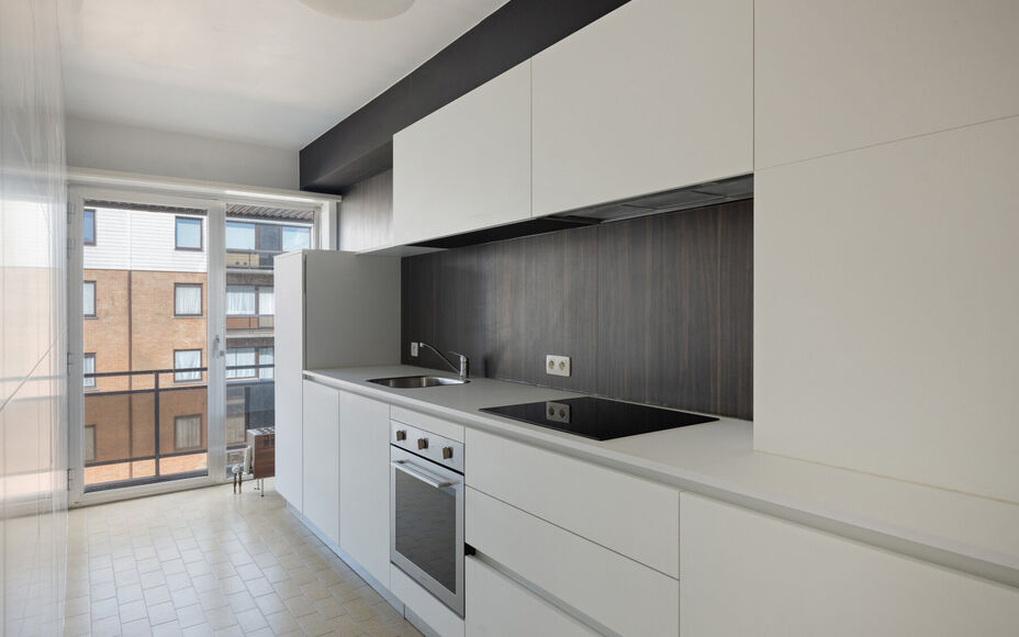 LLEEMANS IMMOBILIËN vous propose cet appartement prêt à emménager, situé au troisième étage, dans le centre résidentiel de Zellik (commune d'Asse).

L'appartement est entièrement libre, ce qui est idéal pour une habitation privée ou comme oppor
