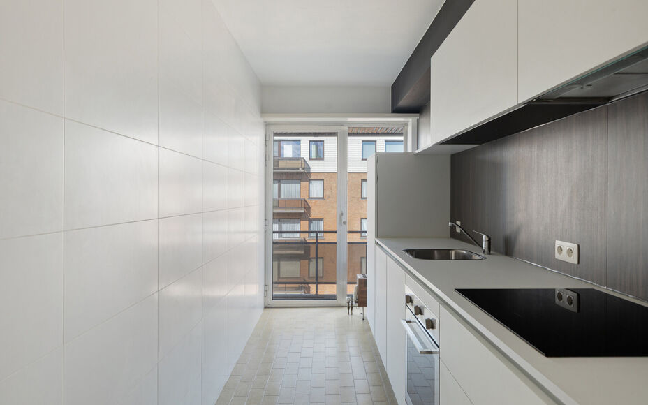 LLEEMANS IMMOBILIËN vous propose cet appartement prêt à emménager, situé au troisième étage, dans le centre résidentiel de Zellik (commune d'Asse).

L'appartement est entièrement libre, ce qui est idéal pour une habitation privée ou comme oppor