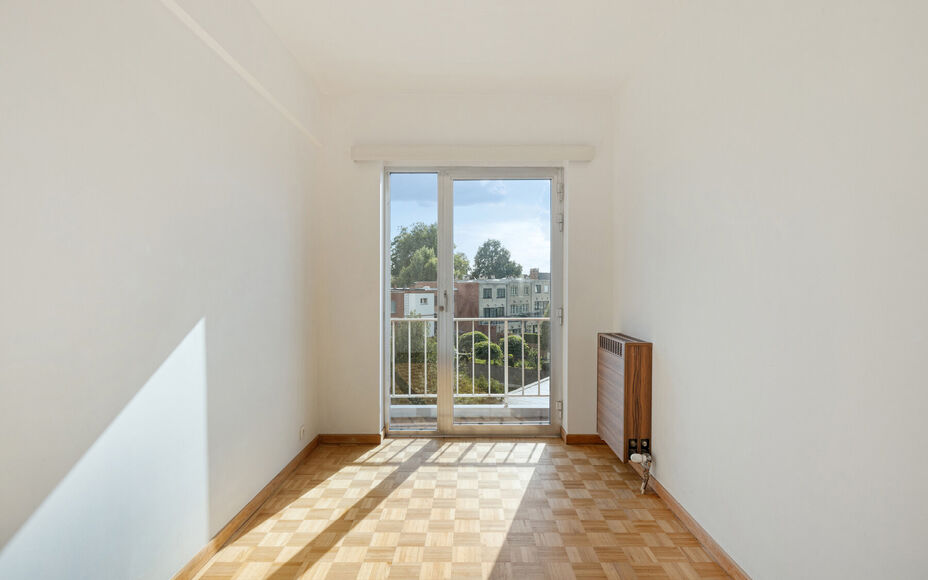 LLEEMANS IMMOBILIËN vous propose cet appartement prêt à emménager, situé au troisième étage, dans le centre résidentiel de Zellik (commune d'Asse).

L'appartement est entièrement libre, ce qui est idéal pour une habitation privée ou comme oppor