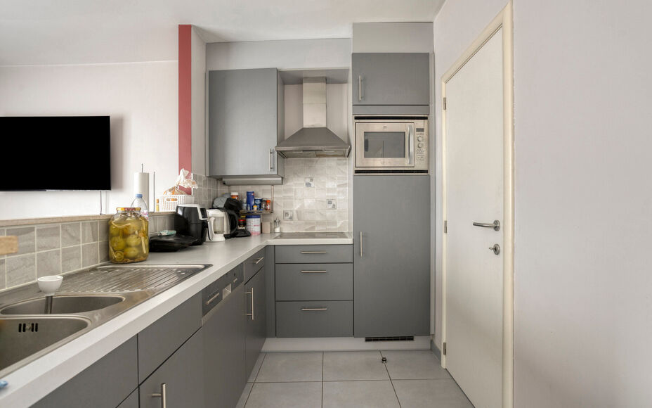 Leemans Real Estate vous propose cet appartement clé en main, idéalement situé au cœur de Žellik. Toutes les commodités sont accessibles à pied : commerces, écoles, transports en commun, installations sportives et grands axes routiers sont facilem