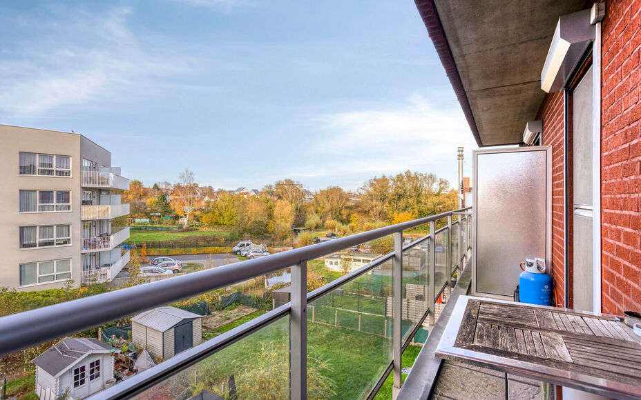 Leemans Real Estate vous propose cet appartement clé en main, idéalement situé au cœur de Žellik. Toutes les commodités sont accessibles à pied : commerces, écoles, transports en commun, installations sportives et grands axes routiers sont facilem