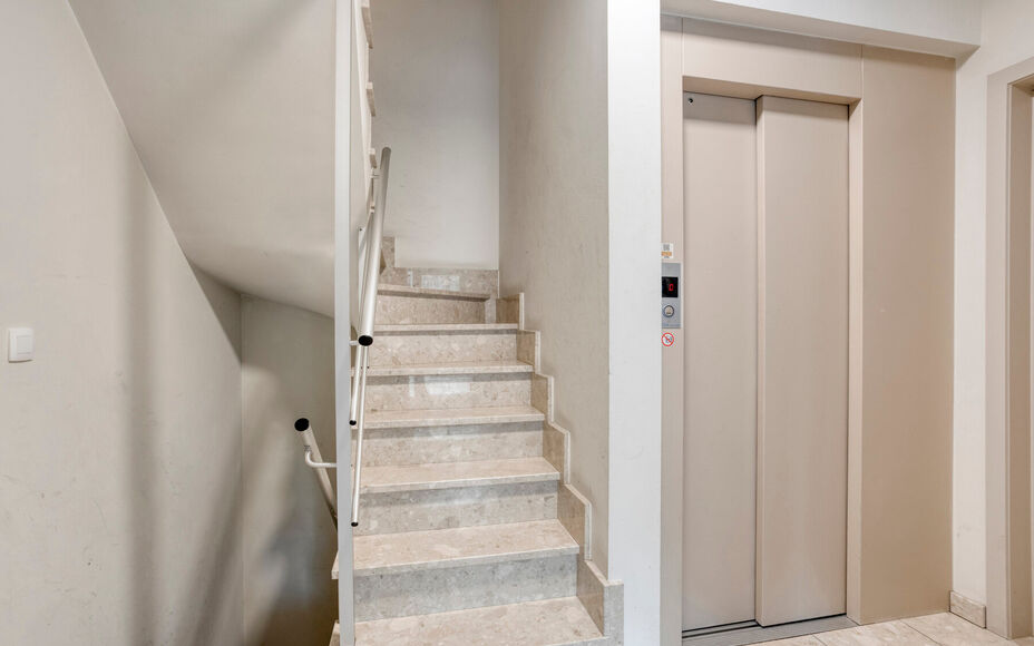 Leemans Real Estate vous propose cet appartement clé en main, idéalement situé au cœur de Žellik. Toutes les commodités sont accessibles à pied : commerces, écoles, transports en commun, installations sportives et grands axes routiers sont facilem