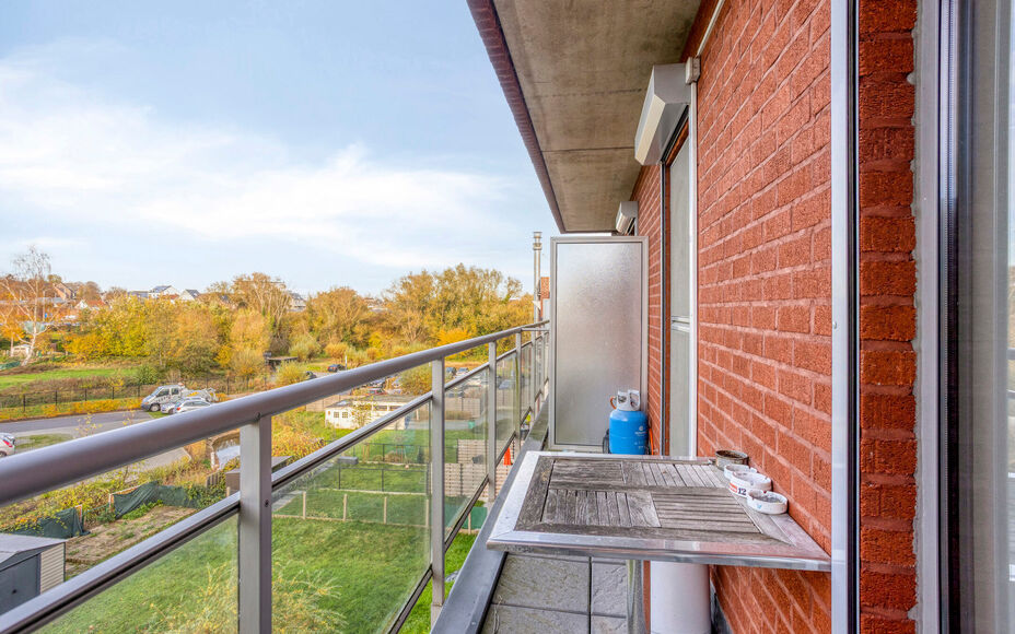 Leemans Real Estate vous propose cet appartement clé en main, idéalement situé au cœur de Žellik. Toutes les commodités sont accessibles à pied : commerces, écoles, transports en commun, installations sportives et grands axes routiers sont facilem