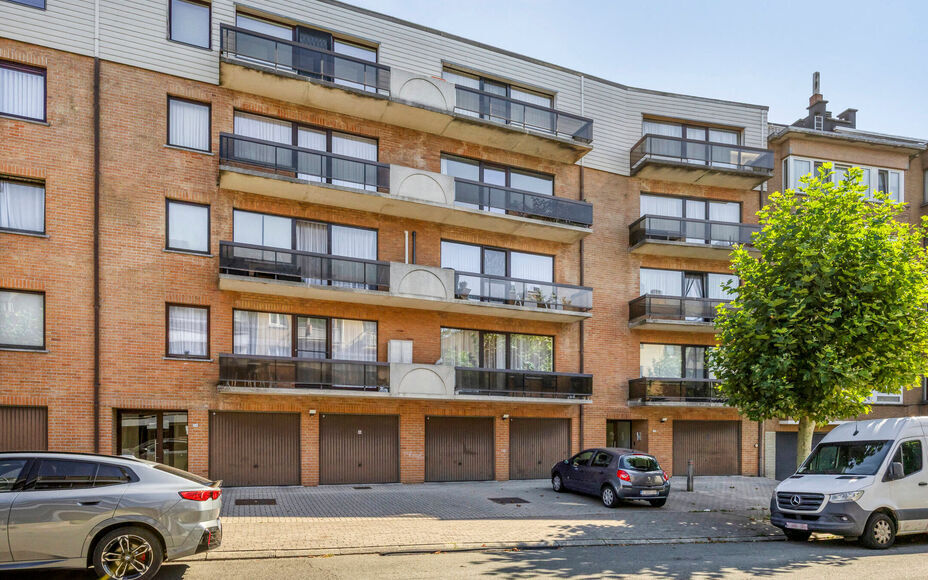 Leemans Immobiliën vous propose cet appartement T3 idéalement situé en plein cœur de Žellik, avec une place de parking privativeGrâce à son emplacement privilégié, commerces, écoles, installations sportives, transports en commun et grands axes r