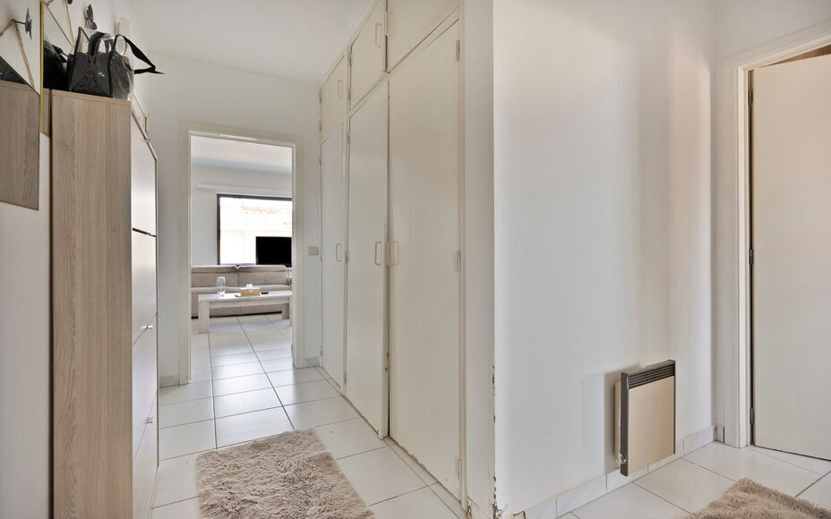 Leemans Immobiliën vous propose cet appartement T3 idéalement situé en plein cœur de Žellik, avec une place de parking privativeGrâce à son emplacement privilégié, commerces, écoles, installations sportives, transports en commun et grands axes r