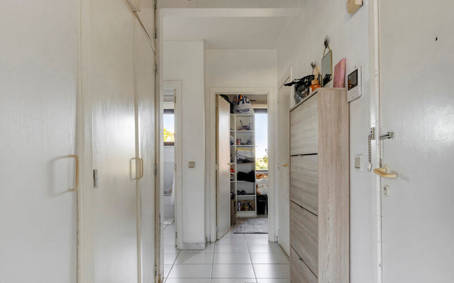 Leemans Immobiliën vous propose cet appartement T3 idéalement situé en plein cœur de Žellik, avec une place de parking privativeGrâce à son emplacement privilégié, commerces, écoles, installations sportives, transports en commun et grands axes r