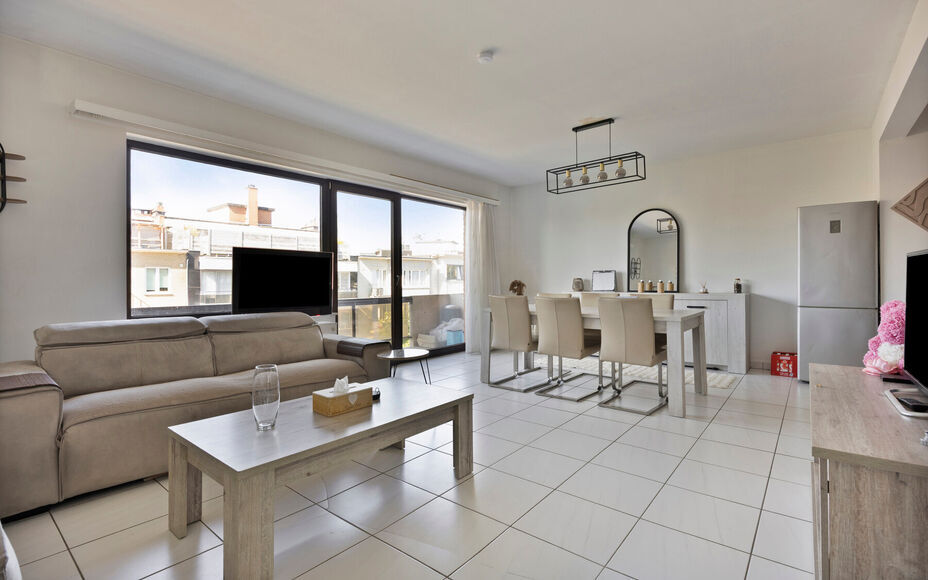 Leemans Immobiliën vous propose cet appartement T3 idéalement situé en plein cœur de Žellik, avec une place de parking privativeGrâce à son emplacement privilégié, commerces, écoles, installations sportives, transports en commun et grands axes r