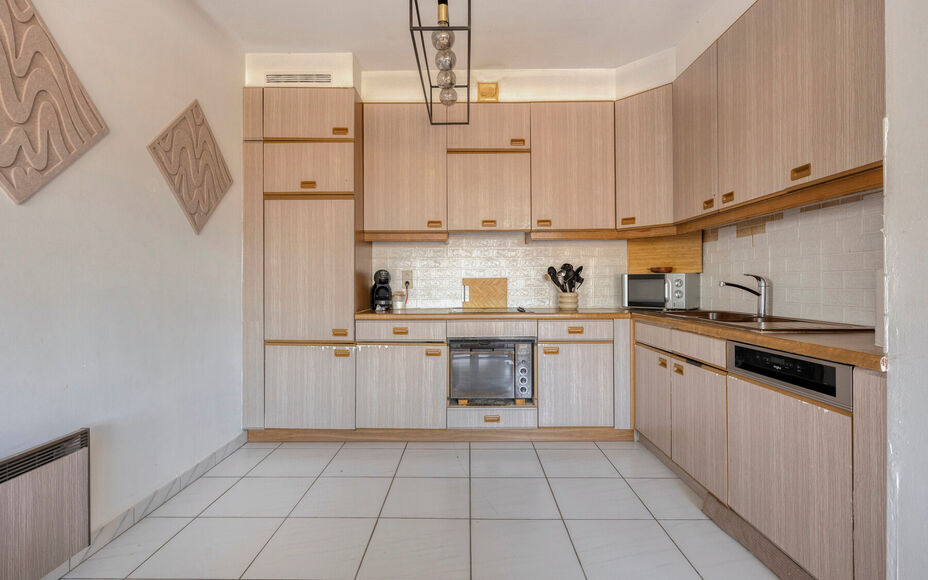 Leemans Immobiliën vous propose cet appartement T3 idéalement situé en plein cœur de Žellik, avec une place de parking privativeGrâce à son emplacement privilégié, commerces, écoles, installations sportives, transports en commun et grands axes r