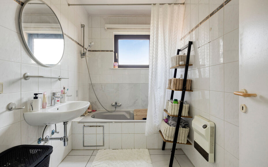 Leemans Immobiliën vous propose cet appartement T3 idéalement situé en plein cœur de Žellik, avec une place de parking privativeGrâce à son emplacement privilégié, commerces, écoles, installations sportives, transports en commun et grands axes r