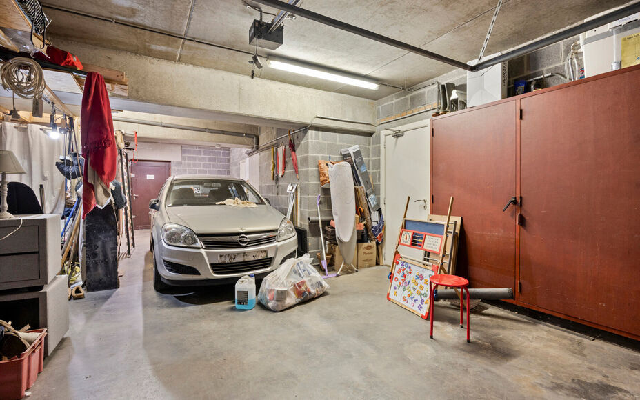 Leemans Immobiliën vous propose cet appartement T3 idéalement situé en plein cœur de Žellik, avec une place de parking privativeGrâce à son emplacement privilégié, commerces, écoles, installations sportives, transports en commun et grands axes r