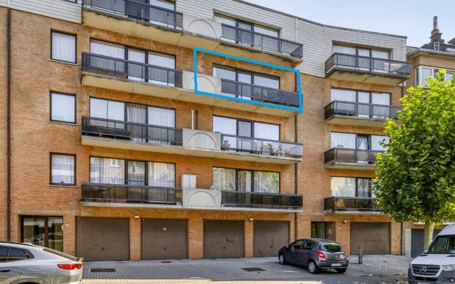 Leemans Immobiliën vous propose cet appartement T3 idéalement situé en plein cœur de Žellik, avec une place de parking privativeGrâce à son emplacement privilégié, commerces, écoles, installations sportives, transports en commun et grands axes r