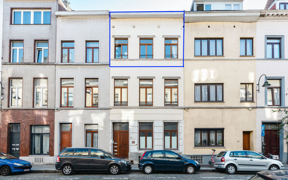 LEEMANS immobilier vous propose cet appartement à rénover au 2ème étage + 3ème étage (comme grenier). Situé dans une petite résidence au coeur de Bruxelles. Actuellement, le 3ème étage est meublé et loué comme appartement.
Situation très cent