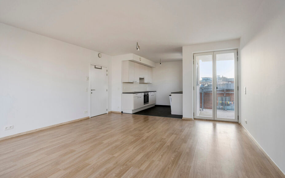 Leemans Real Estate vous propose cet appartement écoénergétique offrant une vue imprenable sur Bruxelles.Grâce à sa situation centrale, commerces, crèches, écoles, installations sportives et transports en commun sont accessibles à pied. L'appartem