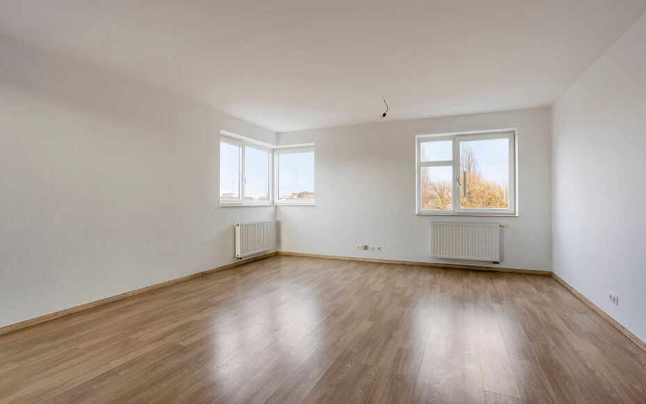 Leemans Real Estate vous propose cet appartement écoénergétique offrant une vue imprenable sur Bruxelles.Grâce à sa situation centrale, commerces, crèches, écoles, installations sportives et transports en commun sont accessibles à pied. L'appartem