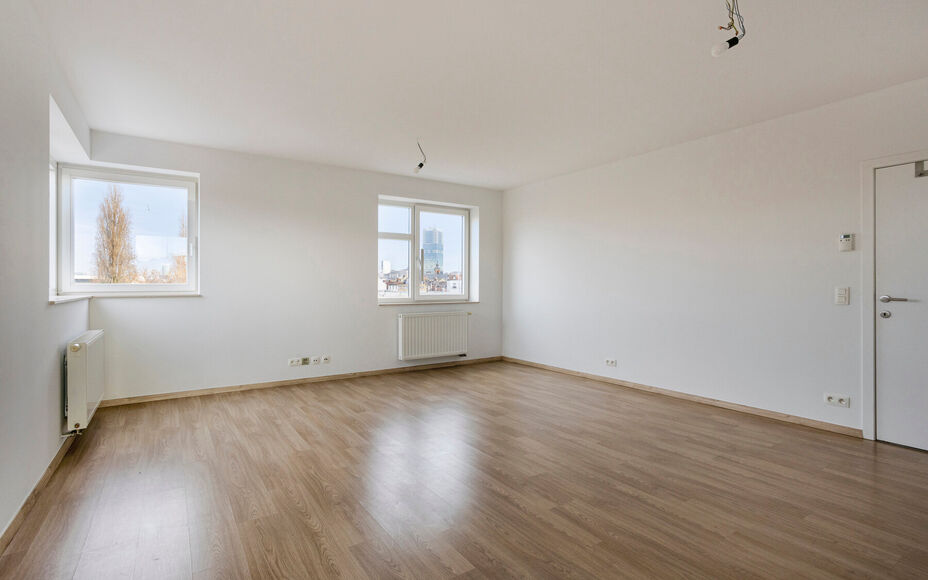 Leemans Real Estate vous propose cet appartement écoénergétique offrant une vue imprenable sur Bruxelles.Grâce à sa situation centrale, commerces, crèches, écoles, installations sportives et transports en commun sont accessibles à pied. L'appartem