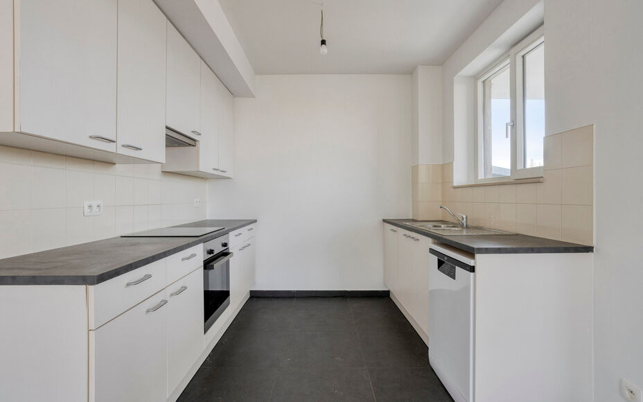 Leemans Real Estate vous propose cet appartement écoénergétique offrant une vue imprenable sur Bruxelles.Grâce à sa situation centrale, commerces, crèches, écoles, installations sportives et transports en commun sont accessibles à pied. L'appartem