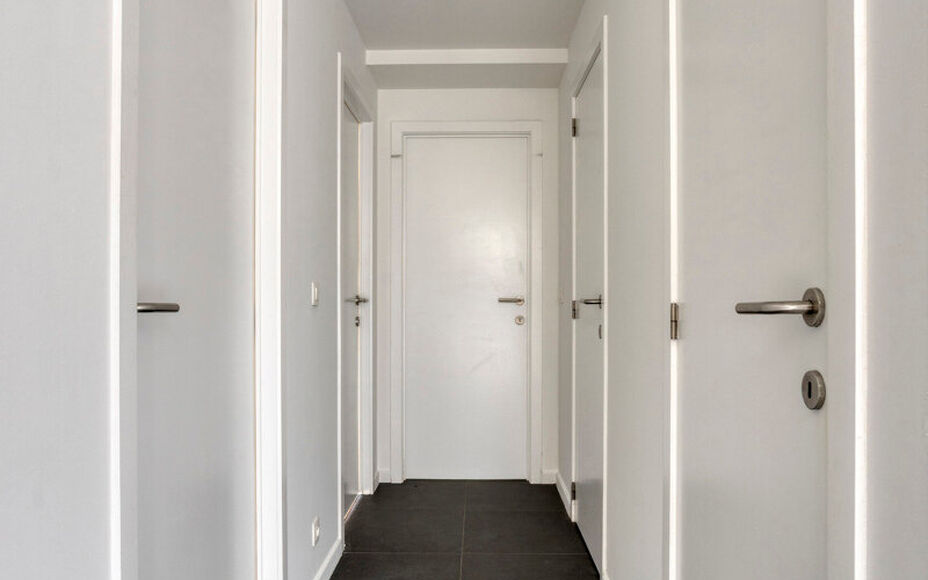 Leemans Real Estate vous propose cet appartement écoénergétique offrant une vue imprenable sur Bruxelles.Grâce à sa situation centrale, commerces, crèches, écoles, installations sportives et transports en commun sont accessibles à pied. L'appartem