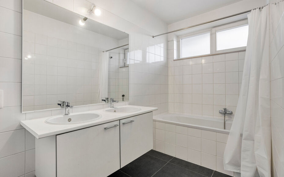 Leemans Real Estate vous propose cet appartement écoénergétique offrant une vue imprenable sur Bruxelles.Grâce à sa situation centrale, commerces, crèches, écoles, installations sportives et transports en commun sont accessibles à pied. L'appartem