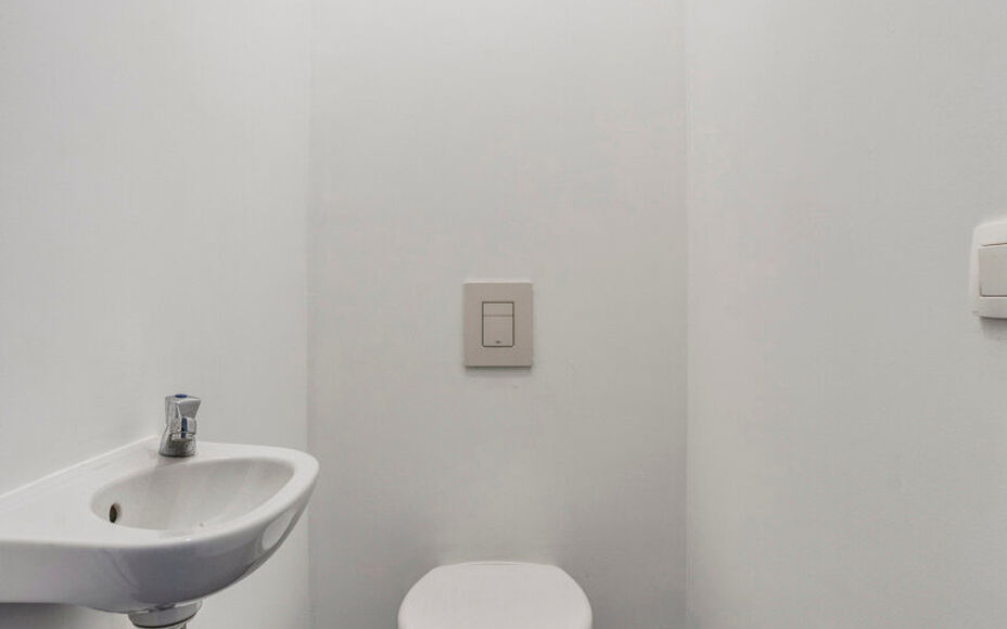 Leemans Real Estate vous propose cet appartement écoénergétique offrant une vue imprenable sur Bruxelles.Grâce à sa situation centrale, commerces, crèches, écoles, installations sportives et transports en commun sont accessibles à pied. L'appartem