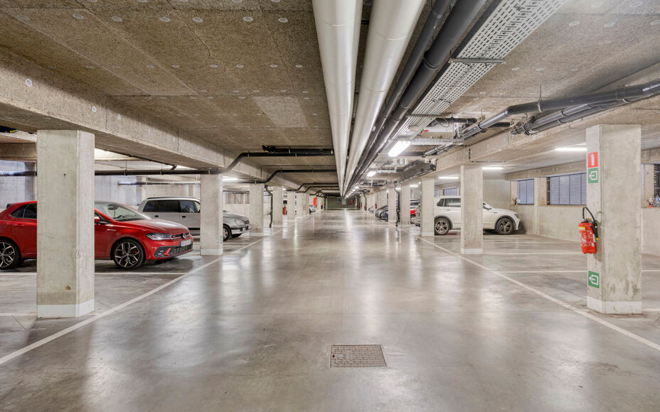 Leemans Real Estate vous propose cet appartement écoénergétique offrant une vue imprenable sur Bruxelles.Grâce à sa situation centrale, commerces, crèches, écoles, installations sportives et transports en commun sont accessibles à pied. L'appartem