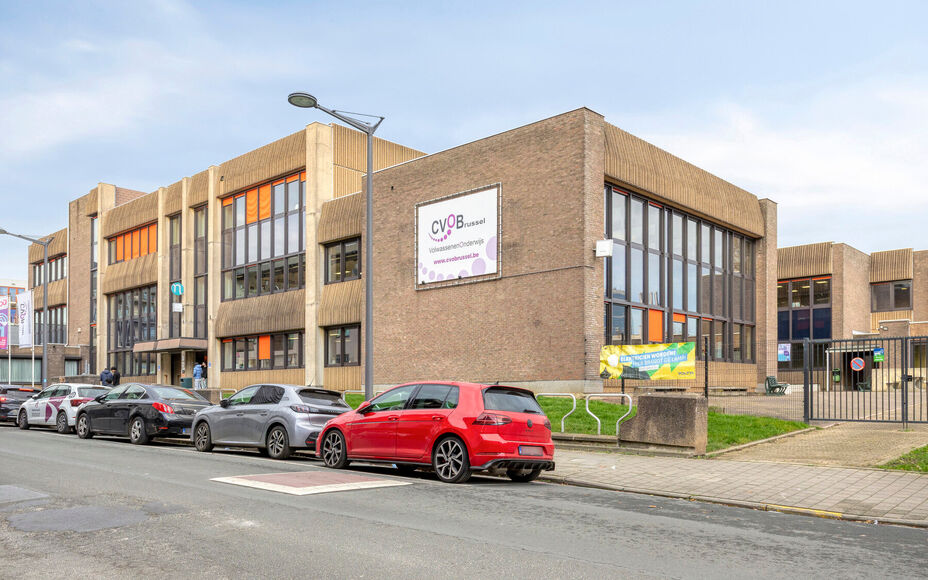 Leemans Real Estate vous propose cet appartement écoénergétique offrant une vue imprenable sur Bruxelles.Grâce à sa situation centrale, commerces, crèches, écoles, installations sportives et transports en commun sont accessibles à pied. L'appartem