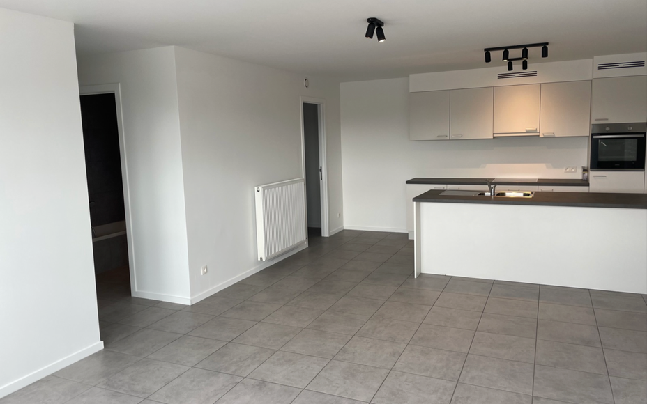 Leemans Real Estate vous propose ce charmant appartement T3 (2 chambres) au troisième étage, idéalement situé au cœur de Denderleeuw. Son emplacement central vous permet d'accéder facilement à pied aux commerces, à la gare, aux transports en commu