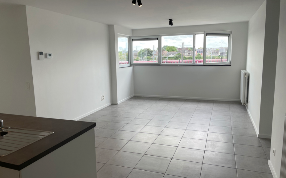 Leemans Real Estate vous propose ce charmant appartement T3 (2 chambres) au troisième étage, idéalement situé au cœur de Denderleeuw. Son emplacement central vous permet d'accéder facilement à pied aux commerces, à la gare, aux transports en commu