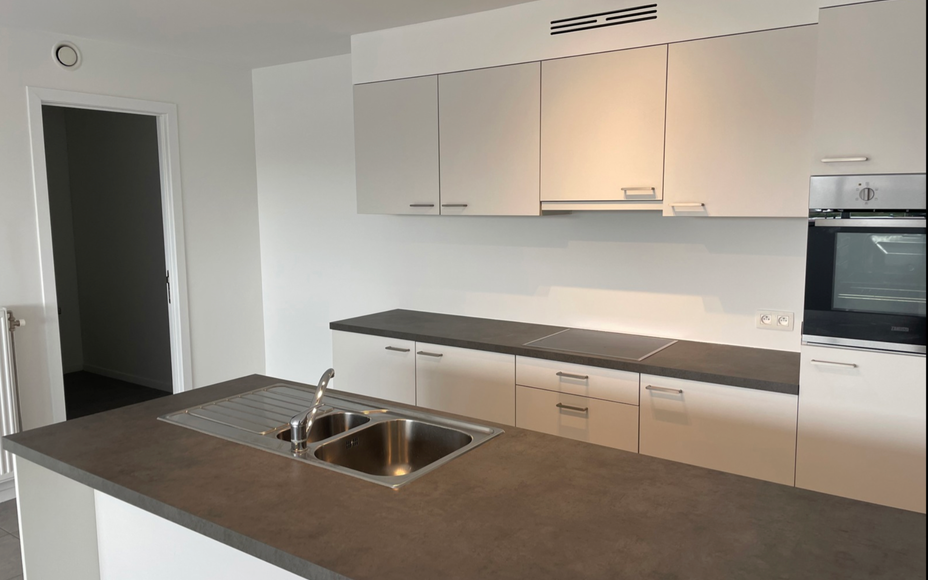 Leemans Real Estate vous propose ce charmant appartement T3 (2 chambres) au troisième étage, idéalement situé au cœur de Denderleeuw. Son emplacement central vous permet d'accéder facilement à pied aux commerces, à la gare, aux transports en commu