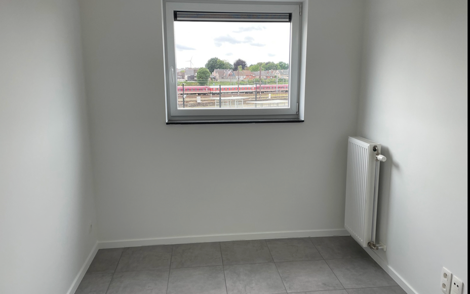 Leemans Real Estate vous propose ce charmant appartement T3 (2 chambres) au troisième étage, idéalement situé au cœur de Denderleeuw. Son emplacement central vous permet d'accéder facilement à pied aux commerces, à la gare, aux transports en commu