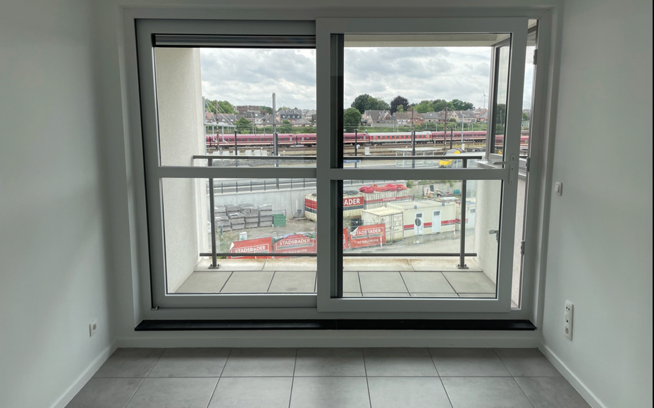Leemans Real Estate vous propose ce charmant appartement T3 (2 chambres) au troisième étage, idéalement situé au cœur de Denderleeuw. Son emplacement central vous permet d'accéder facilement à pied aux commerces, à la gare, aux transports en commu