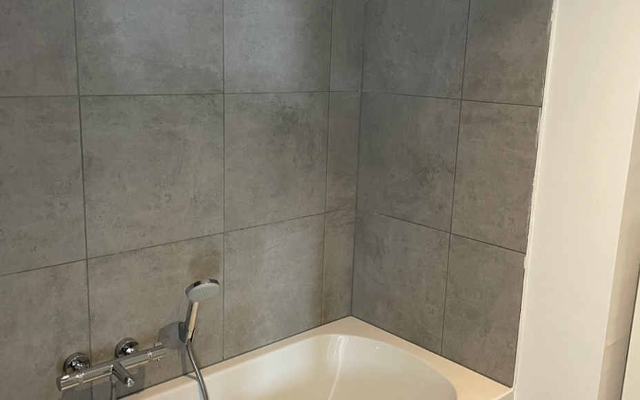 Leemans Real Estate vous propose ce charmant appartement T3 (2 chambres) au troisième étage, idéalement situé au cœur de Denderleeuw. Son emplacement central vous permet d'accéder facilement à pied aux commerces, à la gare, aux transports en commu