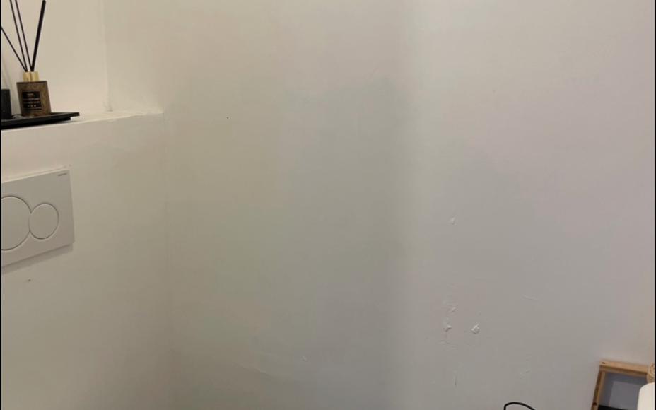 Leemans Real Estate vous propose ce charmant appartement T3 (2 chambres) au troisième étage, idéalement situé au cœur de Denderleeuw. Son emplacement central vous permet d'accéder facilement à pied aux commerces, à la gare, aux transports en commu