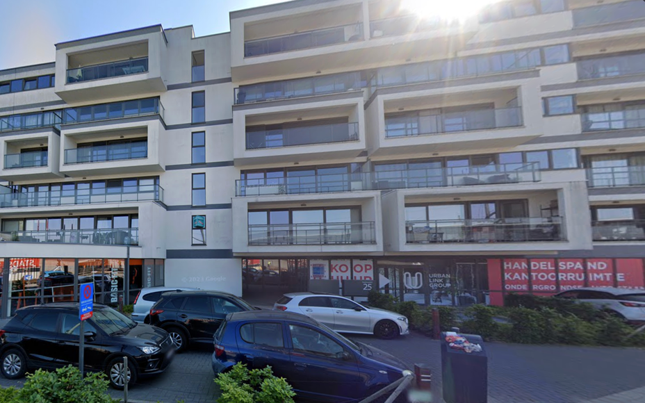 Leemans Real Estate vous propose ce charmant appartement T3 (2 chambres) au troisième étage, idéalement situé au cœur de Denderleeuw. Son emplacement central vous permet d'accéder facilement à pied aux commerces, à la gare, aux transports en commu