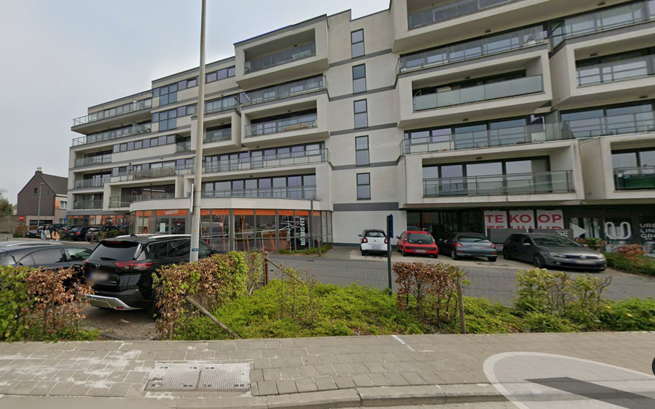 Leemans Real Estate vous propose ce charmant appartement T3 (2 chambres) au troisième étage, idéalement situé au cœur de Denderleeuw. Son emplacement central vous permet d'accéder facilement à pied aux commerces, à la gare, aux transports en commu