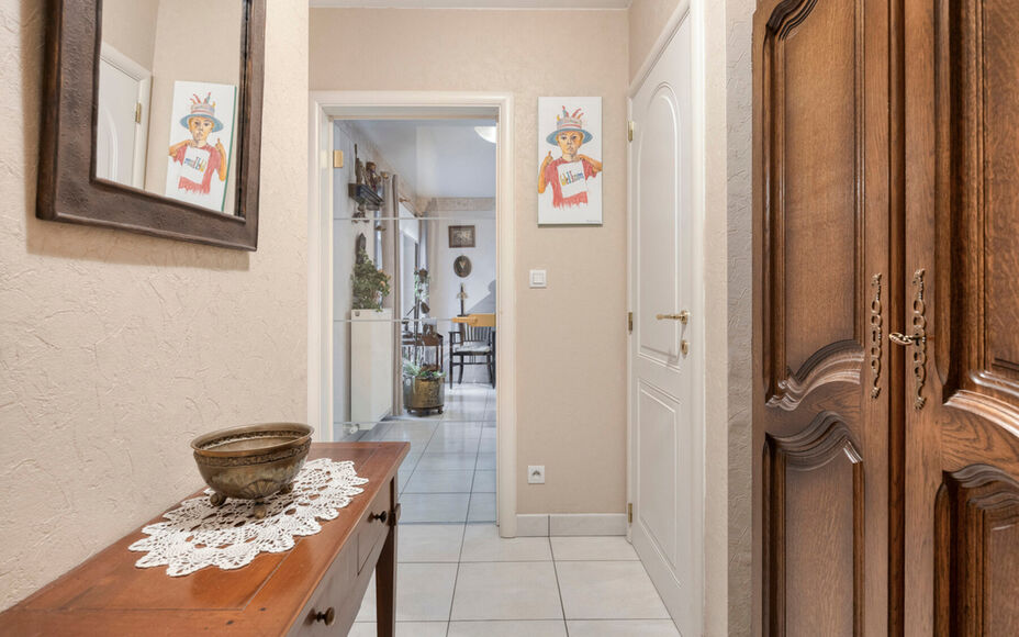 Appartement 3 chambres prêt à emménager au cœur de Dendermonde !
Leemans Immo a le plaisir de vous présenter ce spacieux et lumineux appartement situé dans le centre animé de Dendermonde. Idéal pour ceux qui souhaitent avoir tout à portée de mai