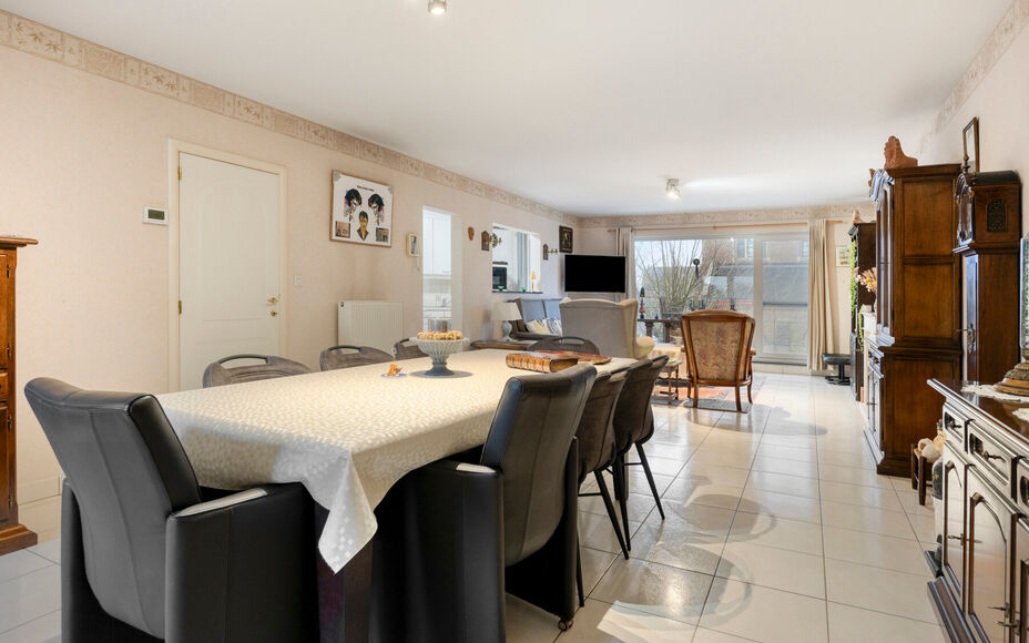 Appartement 3 chambres prêt à emménager au cœur de Dendermonde !
Leemans Immo a le plaisir de vous présenter ce spacieux et lumineux appartement situé dans le centre animé de Dendermonde. Idéal pour ceux qui souhaitent avoir tout à portée de mai