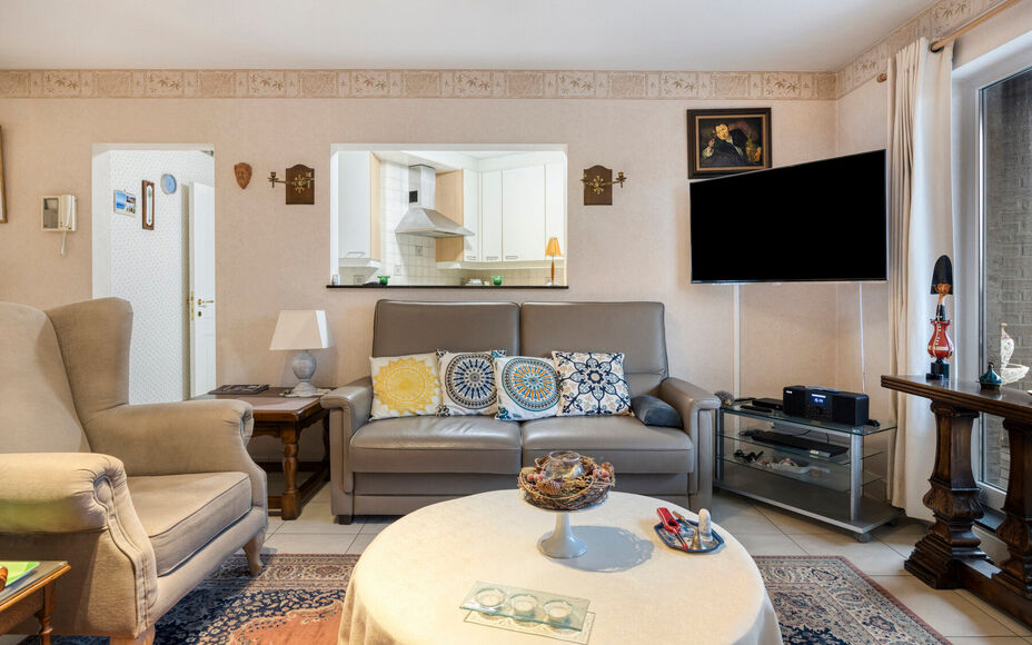 Appartement 3 chambres prêt à emménager au cœur de Dendermonde !
Leemans Immo a le plaisir de vous présenter ce spacieux et lumineux appartement situé dans le centre animé de Dendermonde. Idéal pour ceux qui souhaitent avoir tout à portée de mai