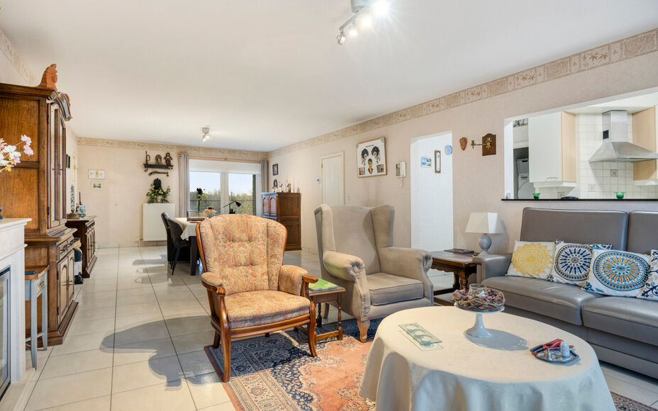 Appartement 3 chambres prêt à emménager au cœur de Dendermonde !
Leemans Immo a le plaisir de vous présenter ce spacieux et lumineux appartement situé dans le centre animé de Dendermonde. Idéal pour ceux qui souhaitent avoir tout à portée de mai