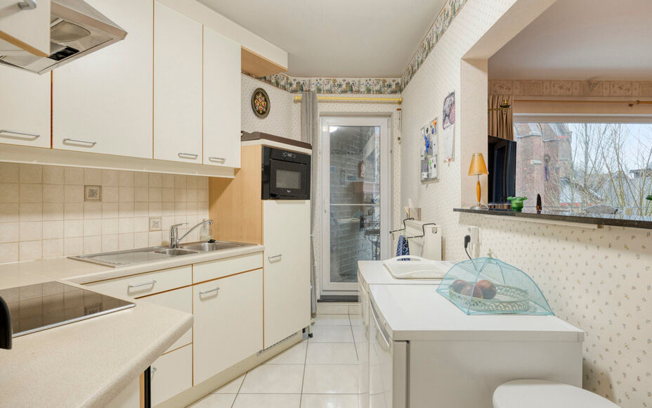 Appartement 3 chambres prêt à emménager au cœur de Dendermonde !
Leemans Immo a le plaisir de vous présenter ce spacieux et lumineux appartement situé dans le centre animé de Dendermonde. Idéal pour ceux qui souhaitent avoir tout à portée de mai