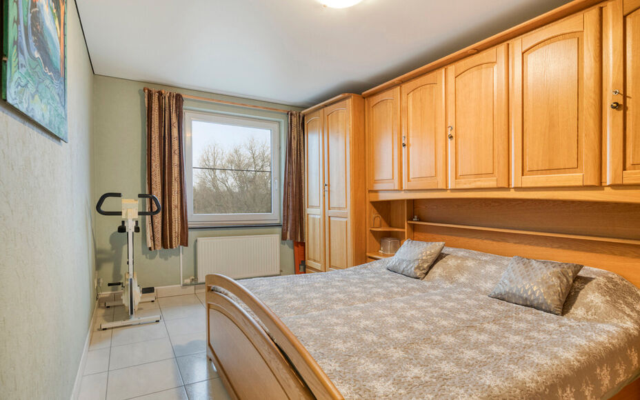 Appartement 3 chambres prêt à emménager au cœur de Dendermonde !
Leemans Immo a le plaisir de vous présenter ce spacieux et lumineux appartement situé dans le centre animé de Dendermonde. Idéal pour ceux qui souhaitent avoir tout à portée de mai