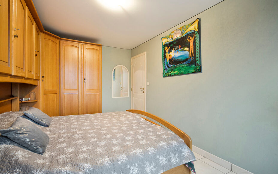 Appartement 3 chambres prêt à emménager au cœur de Dendermonde !
Leemans Immo a le plaisir de vous présenter ce spacieux et lumineux appartement situé dans le centre animé de Dendermonde. Idéal pour ceux qui souhaitent avoir tout à portée de mai