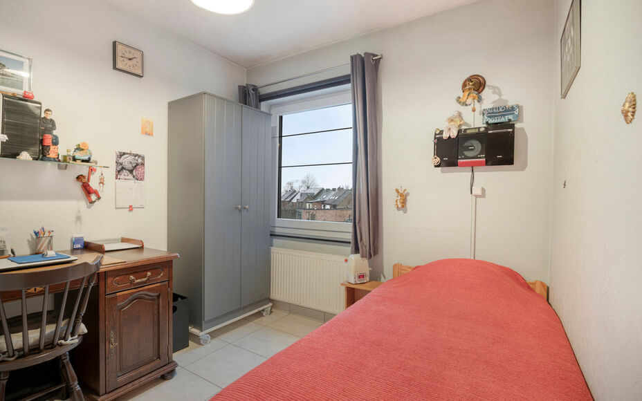 Appartement 3 chambres prêt à emménager au cœur de Dendermonde !
Leemans Immo a le plaisir de vous présenter ce spacieux et lumineux appartement situé dans le centre animé de Dendermonde. Idéal pour ceux qui souhaitent avoir tout à portée de mai