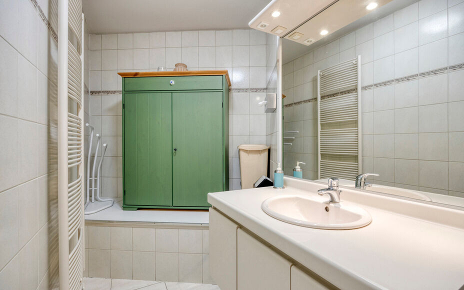 Appartement 3 chambres prêt à emménager au cœur de Dendermonde !
Leemans Immo a le plaisir de vous présenter ce spacieux et lumineux appartement situé dans le centre animé de Dendermonde. Idéal pour ceux qui souhaitent avoir tout à portée de mai