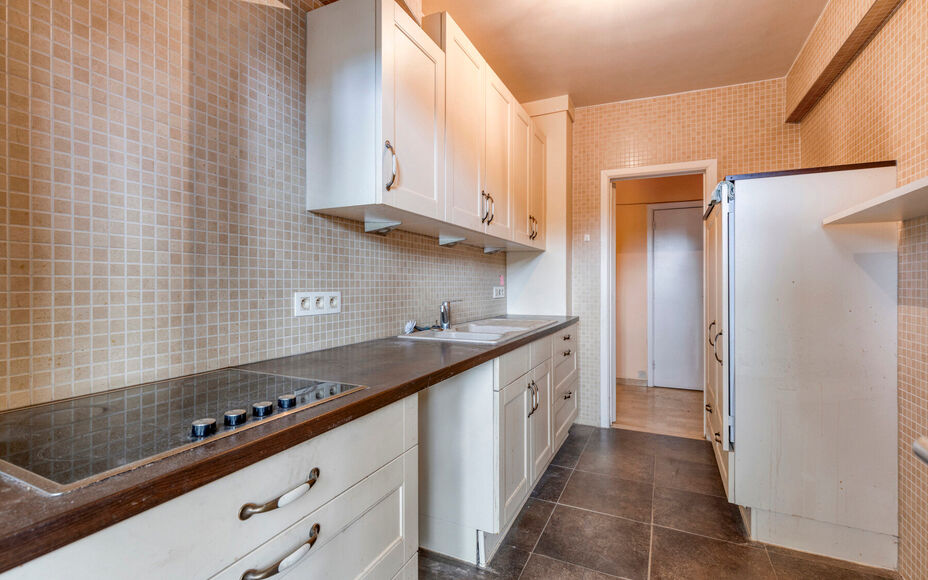 Leemans Real Estate vous présente cet appartement au cinquième étage, idéalement situé au cœur de Grand-Bigard. Grâce à sa situation centrale, toutes les commodités sont accessibles à pied : commerces, écoles, installations sportives, transpor