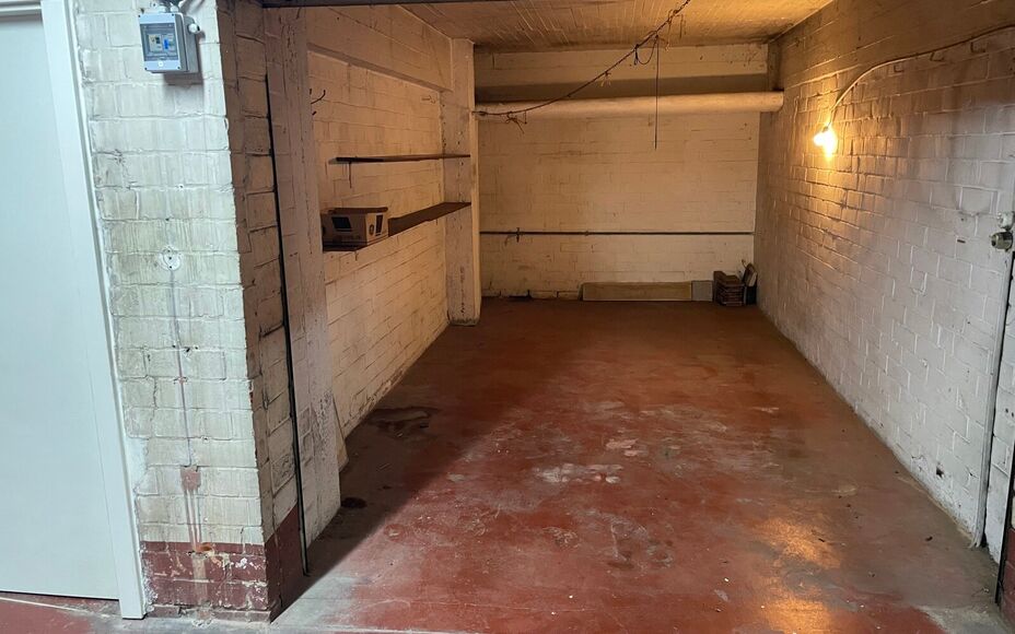 Leemans Real Estate vous présente cet appartement au cinquième étage, idéalement situé au cœur de Grand-Bigard. Grâce à sa situation centrale, toutes les commodités sont accessibles à pied : commerces, écoles, installations sportives, transpor