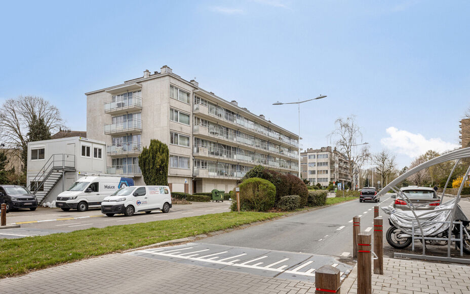 Leemans Immobiliën vous propose cet appartement entièrement rénové et prêt à emménager, situé au quatrième étage au cœur de Ganshoren ! Grâce à sa situation centrale, toutes les commodités nécessaires sont accessibles à pied : commerces, 