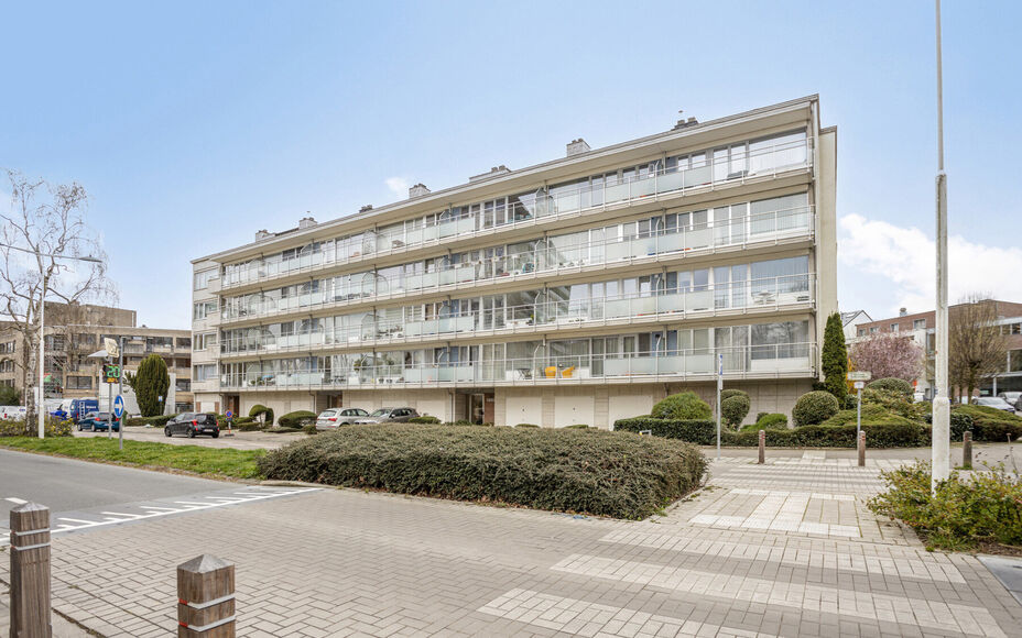 Leemans Immobiliën vous propose cet appartement entièrement rénové et prêt à emménager, situé au quatrième étage au cœur de Ganshoren ! Grâce à sa situation centrale, toutes les commodités nécessaires sont accessibles à pied : commerces, 