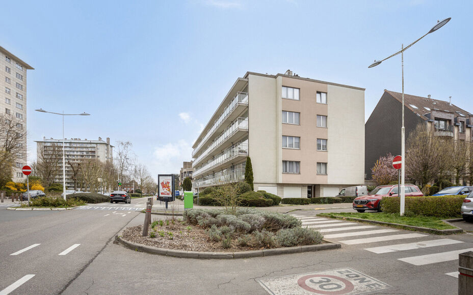 Leemans Immobiliën vous propose cet appartement entièrement rénové et prêt à emménager, situé au quatrième étage au cœur de Ganshoren ! Grâce à sa situation centrale, toutes les commodités nécessaires sont accessibles à pied : commerces, 